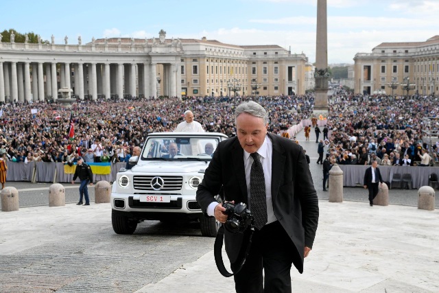 Francesco Sforza, Vatican’s Long-Serving Papal Photographer, Retires Almost Half a Century of Service